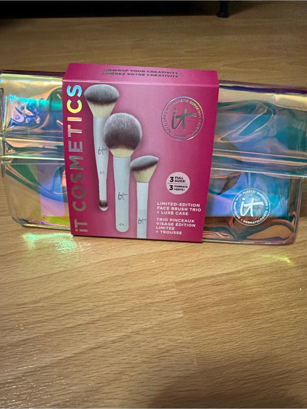 IT Cosmetics Limited-Edition Face Brush Trio with Holographic Case - Pink